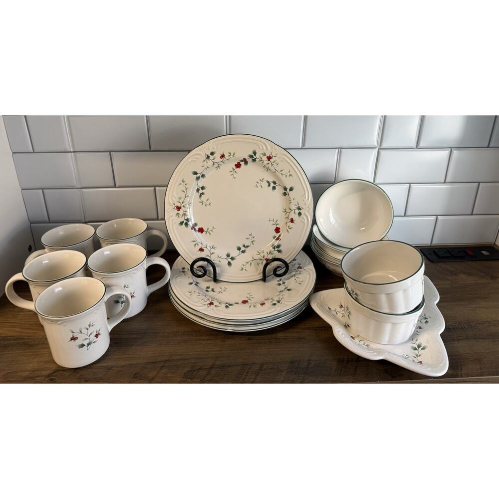 Discontinued Pfaltzgraff Winterberry Set 16 Piece